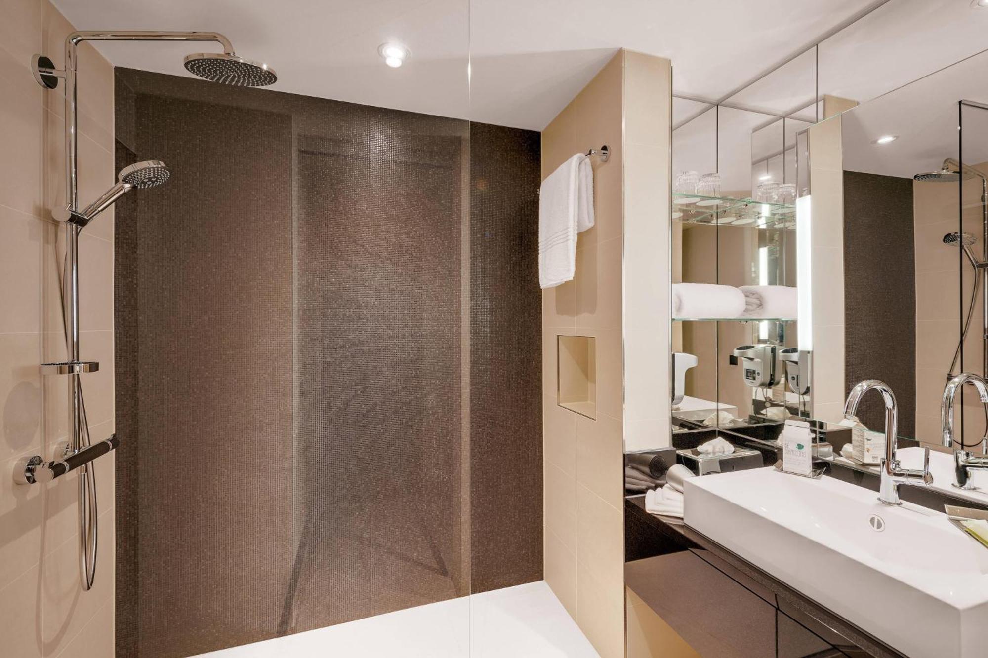 Courtyard By Marriott Zurich North Hotel Ngoại thất bức ảnh